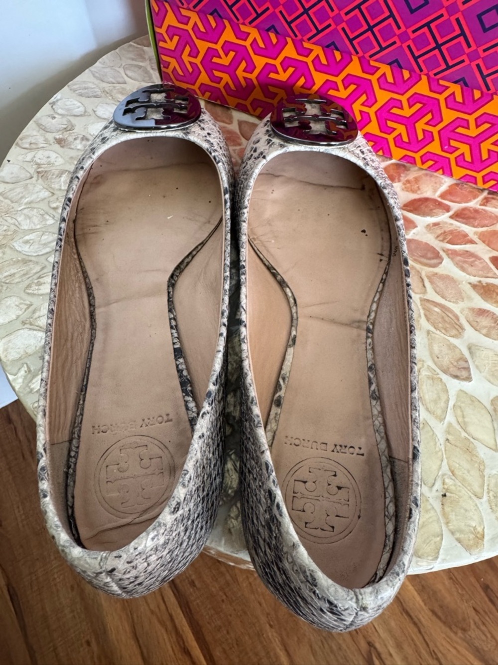 Tory Burch Reva Natural Gray Snakeskin Leather Logo Ballet Flats size 8 - Picture 8 of 10